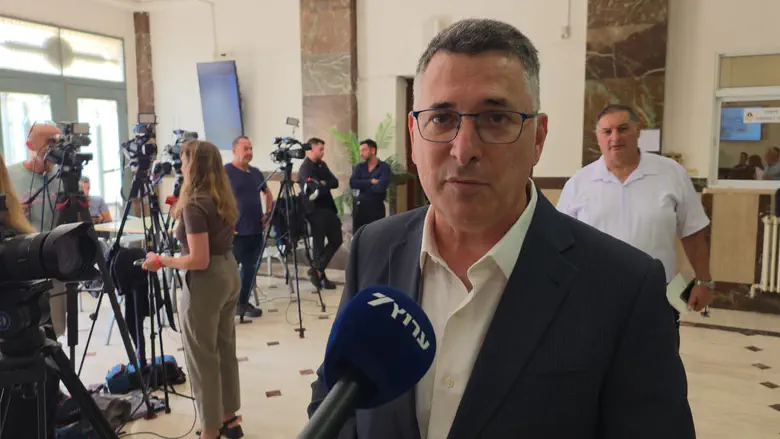 סער במתקפה חריפה על התביעה: "משפט נתניהו הפך לחסר ערך"