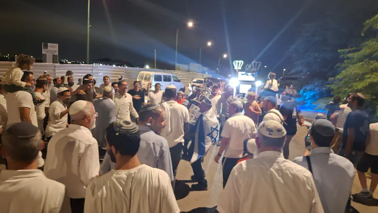 תלמידות האולפנה יזמו הכנסת ספר תורה לזכר הלוחם שנפל בעזה