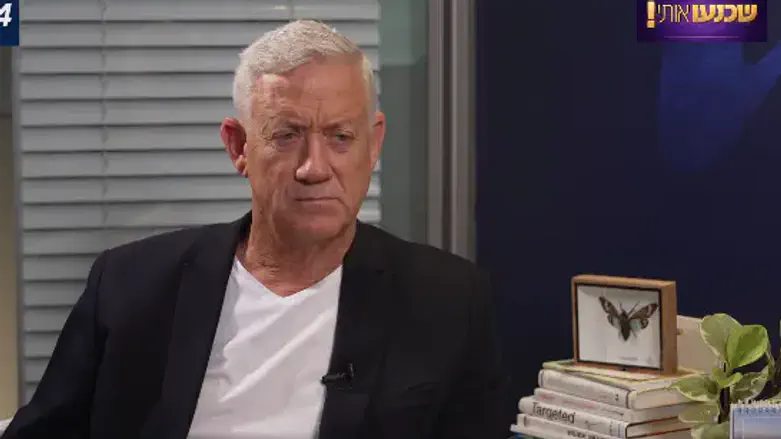 "אני עובר תקופה קשה": בני גנץ נשנק מבכי בריאיון