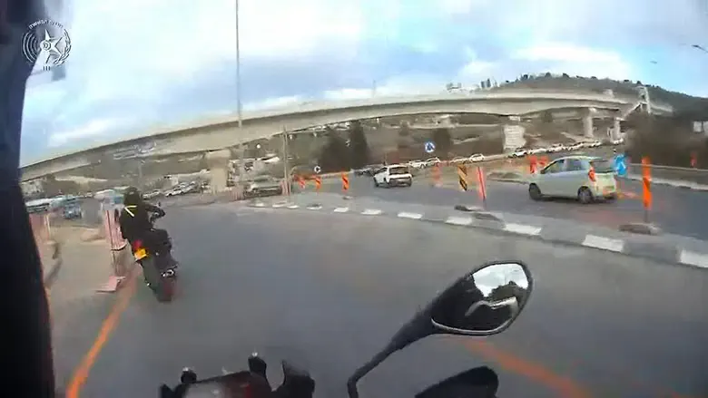 נסע באדום ונגד כיוון התנועה: מרדף משטרתי אחר אופנוען בצפון הסתיים במעצר