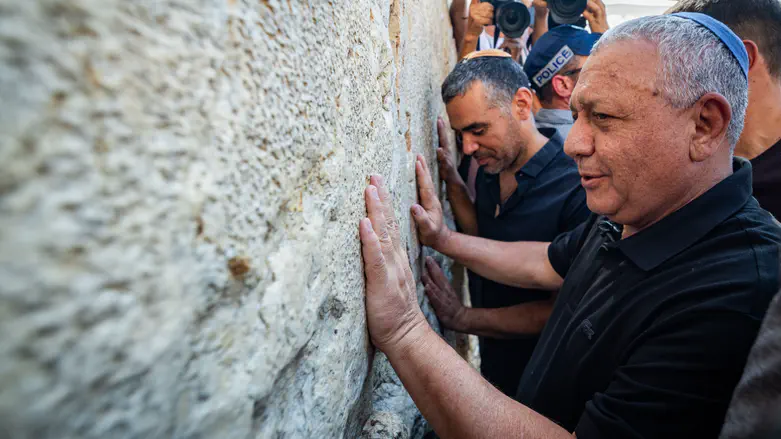 "ראש הממשלה הבא" מול "ביבי מלך ישראל": קבלת הפנים לאיזנקוט בכותל