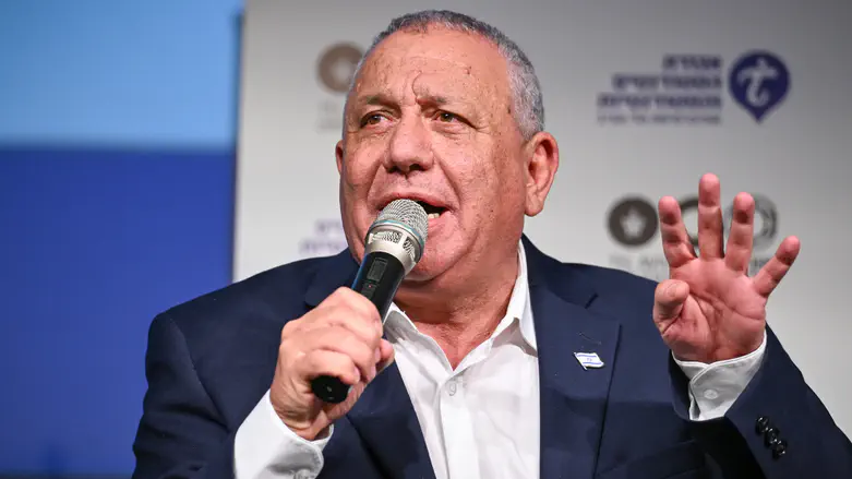 איזנקוט מתכנן לבטל את תפקיד השר במשרד הביטחון; סמוטריץ' מזהיר מפגיעה בהתיישבות