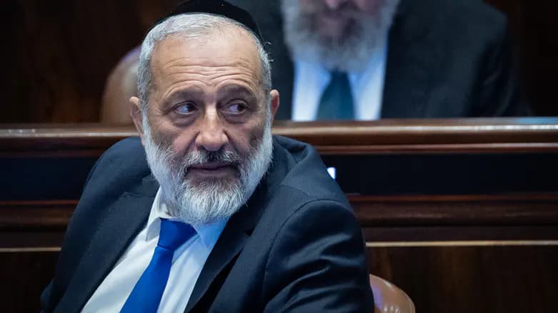 "תפילין לכל ילד": עמיחי אתאלי תוקף את הבטחת הבחירות של דרעי