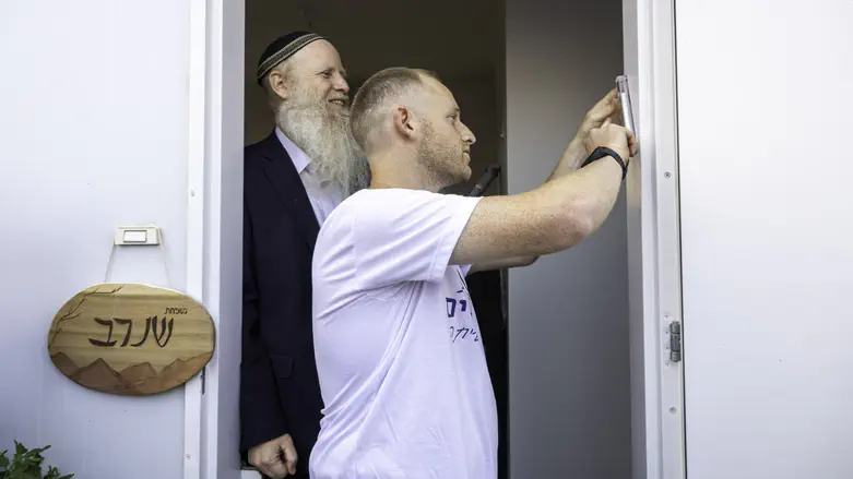 שבע שנים אחרי | דביר שנרב הקים בית סמוך למקום הפיגוע