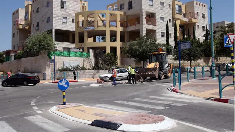 Draft evader's arrest sparks violent clashes at Elad yeshivas