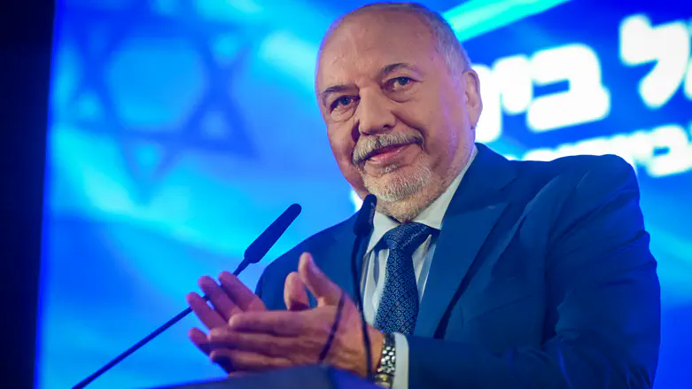 Liberman unveils plan to oust Netanyahu: That will be the end of it