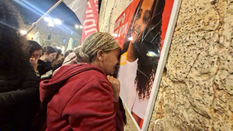 949 days: Hymanut’s mother prays for her return at Western Wall