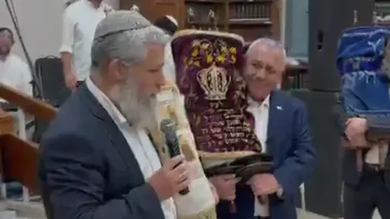 Eisenkot, Rabbi Granot honor fallen sons at 'second hakafot'