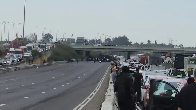 Without prior warning: Extremist haredi protesters block Gan Yavne Interchange