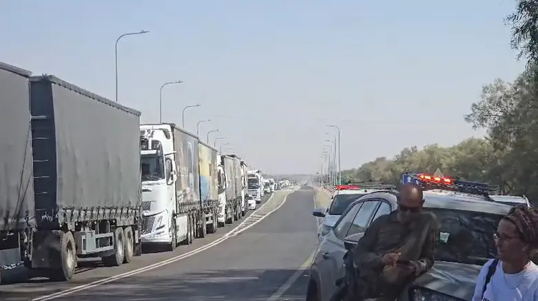 At Kerem Shalom: Protesters block Gaza aid trucks, demand Hamas disarmament