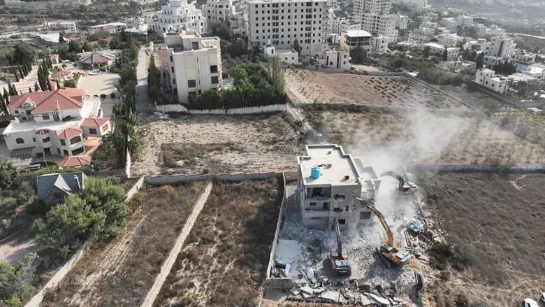 After shooting attack: Bulldozers in operation on the outskirts of Hebron
