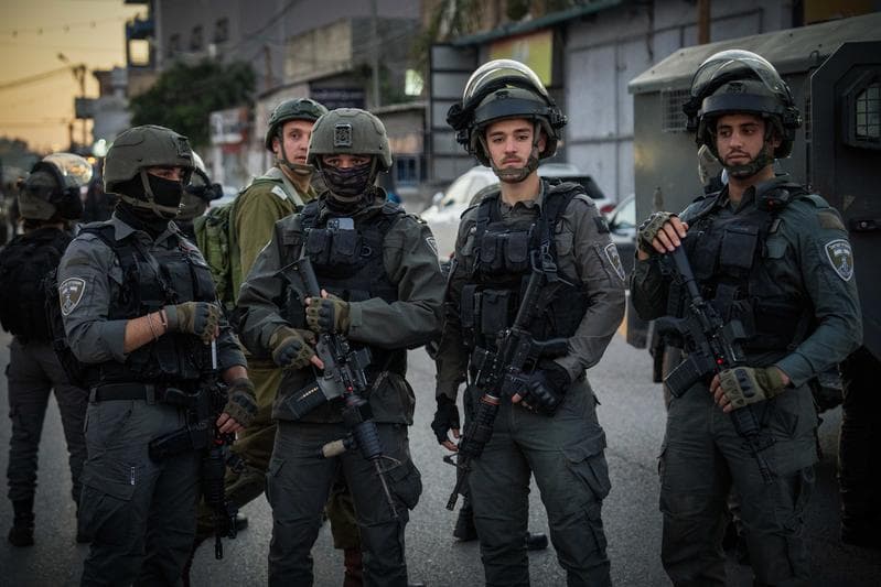 חשד לפיגוע דריסה בבנימין: רכב פלסטיני האיץ לעבר אזרחים ונמלט, פצוע קל במקום. מתעדכן