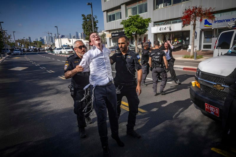 סערה בעולם התורה: גל מעצרי עריקים יזומים בבין הזמנים, תלמיד ישיבת חברון ואברך נעצרו כעת