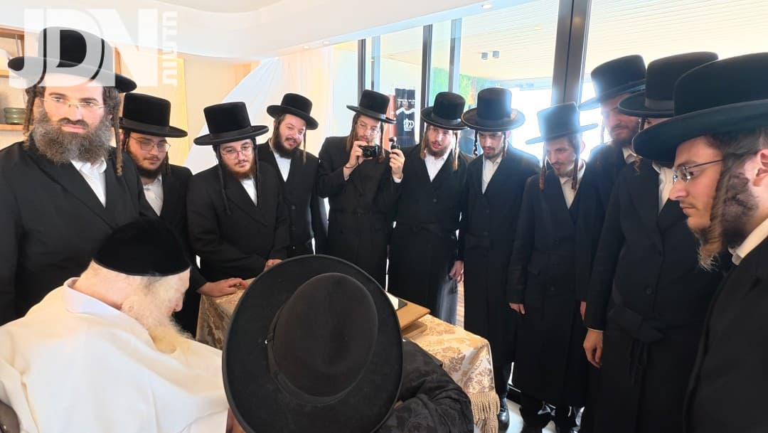 אירוע היסטורי ומרגש: בחורי קיבוץ ישיבת צאנז חגגו סיום מסכת יומא אצל פוסק הדור
