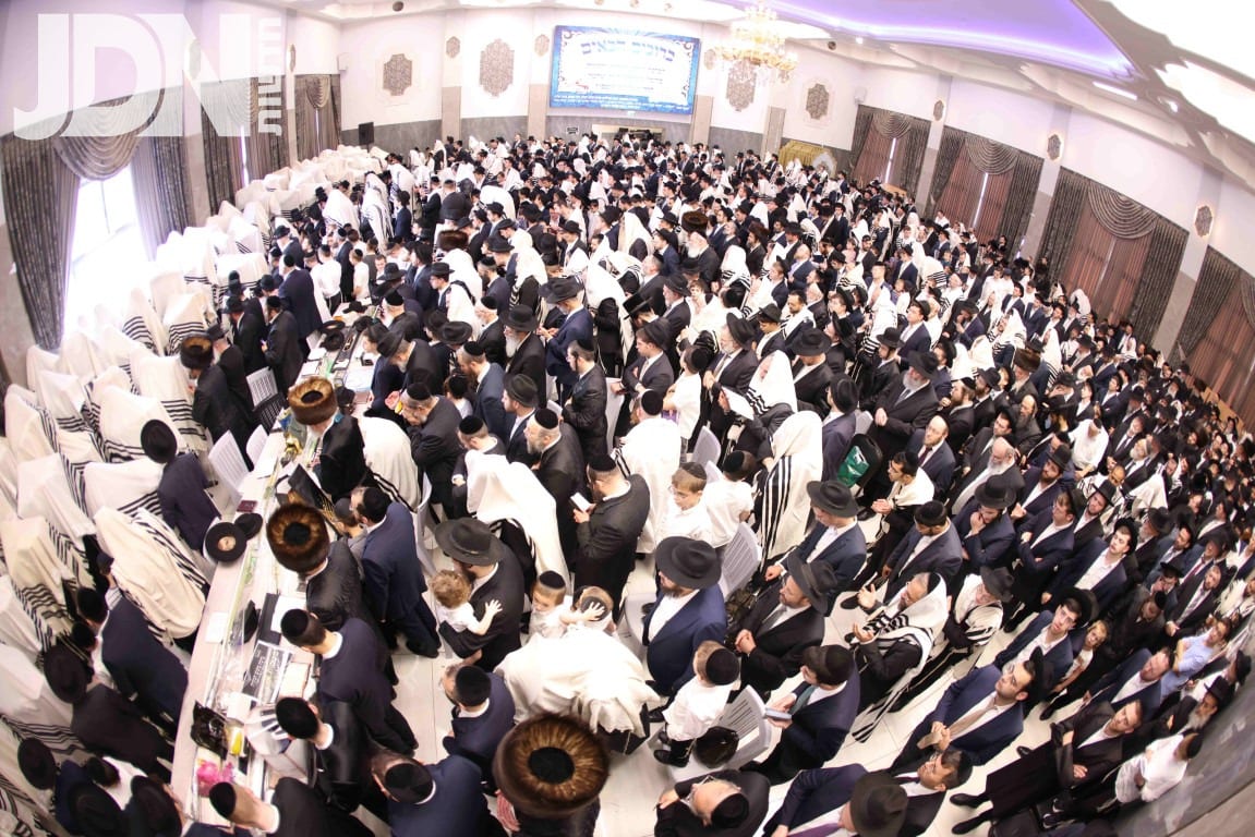 ברכת כהנים המונית בהשתתפות כ-300 כהנים בהיכל ישיבת טשכנוב ברמת שלמה