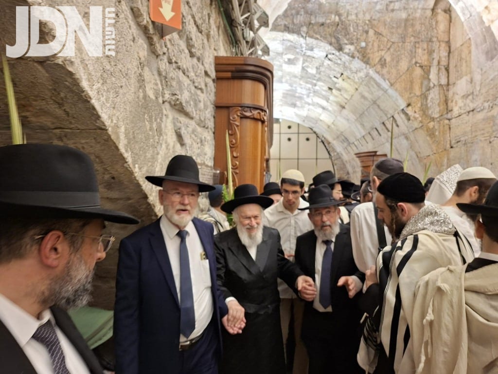 מרן עמוד ההוראה הגר"י זילברשטיין בשריד בית מקדשנו