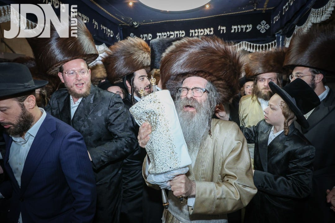 מעמד הכנסת ספר תורה בצל הרה"צ רבי נחמן בידרמן