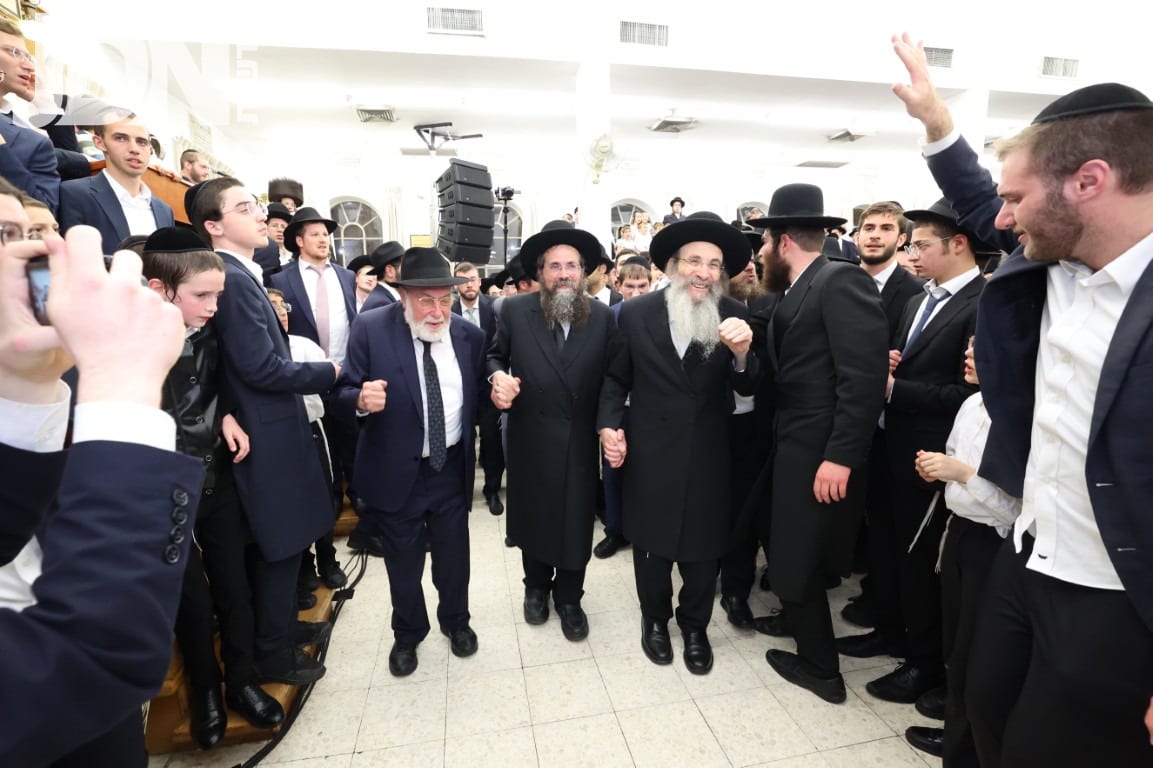 הכנסת ספר תורה לממלכת התורה ישיבת מיר