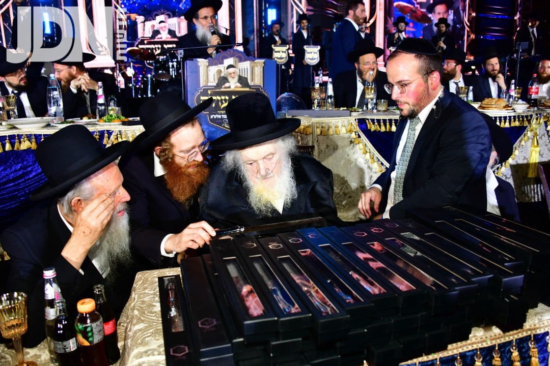 תיעוד ענק: הנחת אבן הפינה לקרית ישיבת מרן הגר"מ שטרנבוך