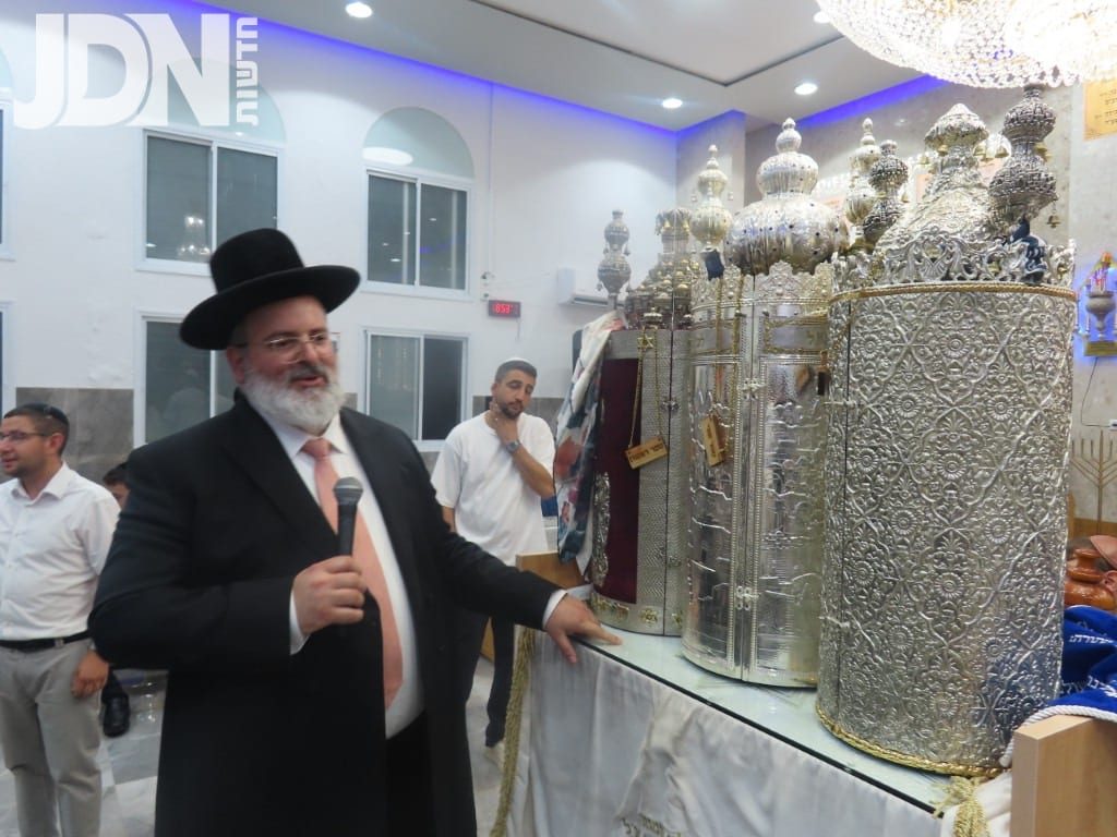בעיר נשר חגגו שמחת בית השואבה והקפות שניות יחד עם רב העיר הרב יצחק לוי