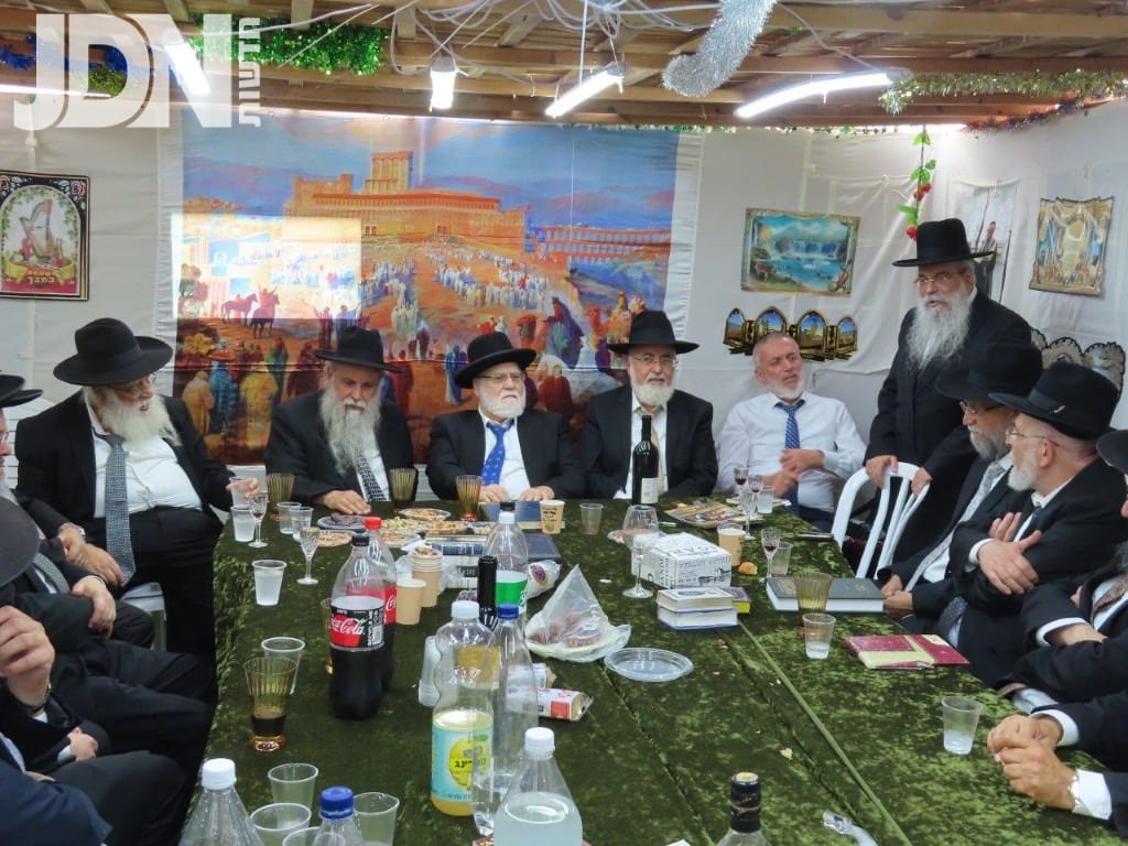 הרבנים הספרדים בביקור חג בסוכתו של ראש המועצה הדתית באשדוד