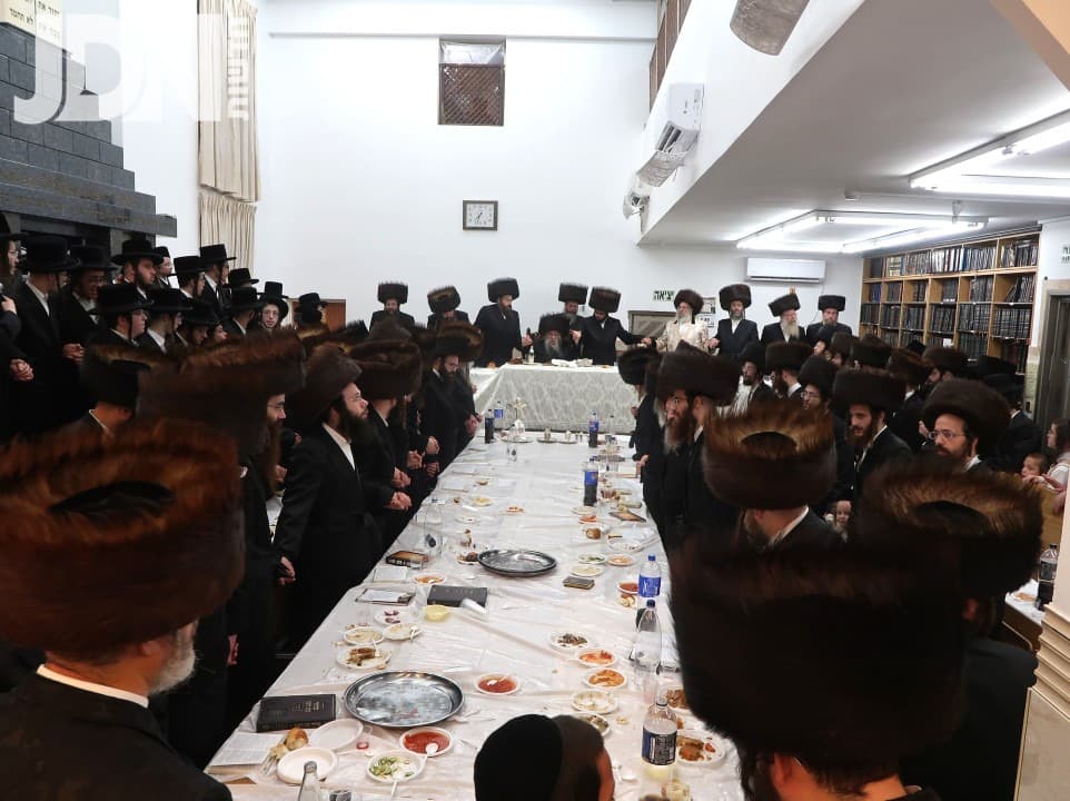 חבישת השטריימל ופארשפיל בחצרות טשארנאביל – קאסאן הילקערסט – אנטניא