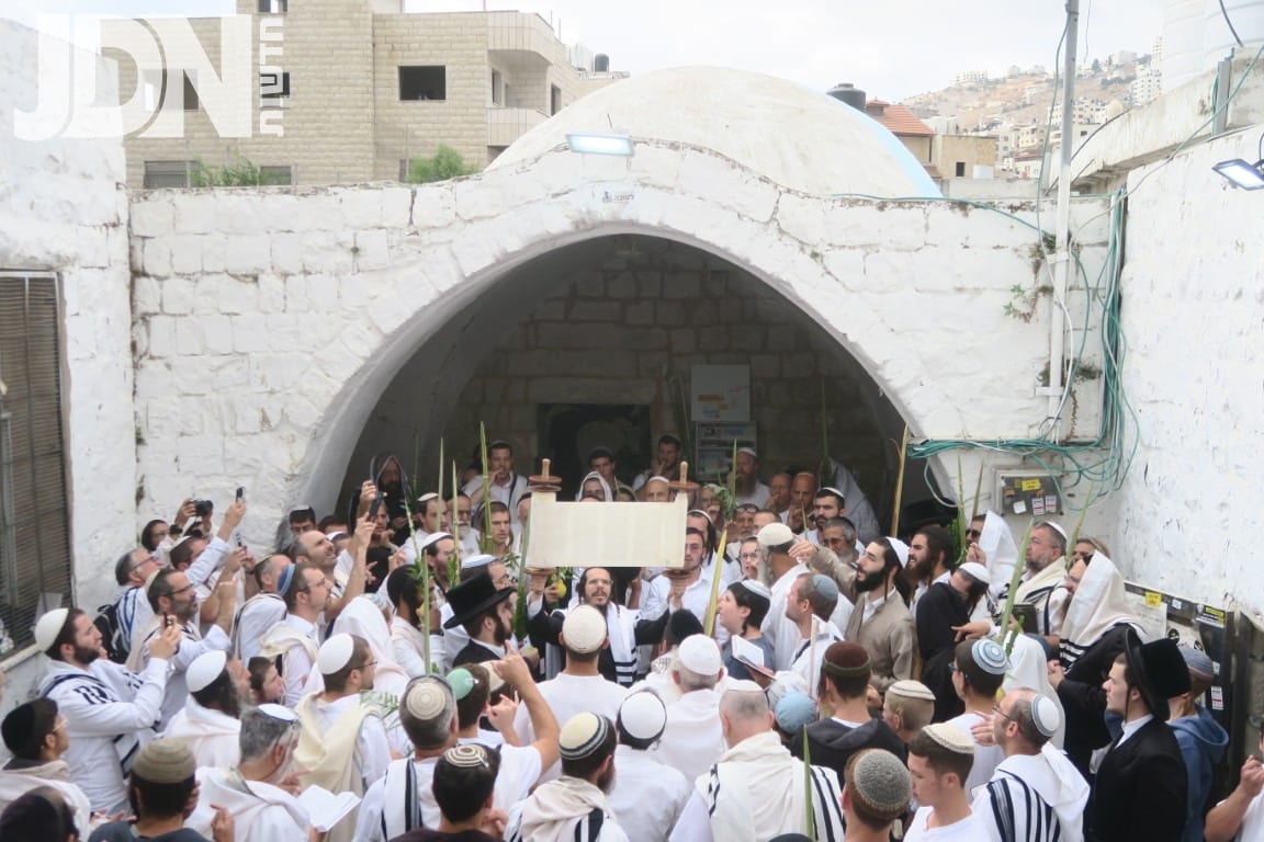 זְכוּתֵהּ דְּיוֹסֵף צַדִּיקָא • מראות מתפילת שחרית בקבר יוסף הצדיק בשכם בחג הסוכות