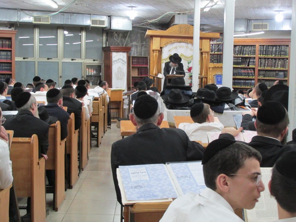 הגר"א פילץ מסר שיעור מיוחד בביהכנ"ס המרכזי חניכי הישיבות נווה יעקב