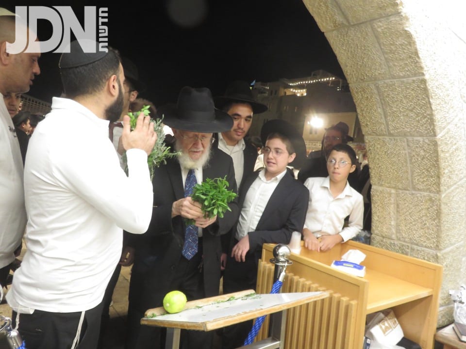 ושם נעלה ונראה: הגר"צ מאזוז בתפילה בכותל המערבי