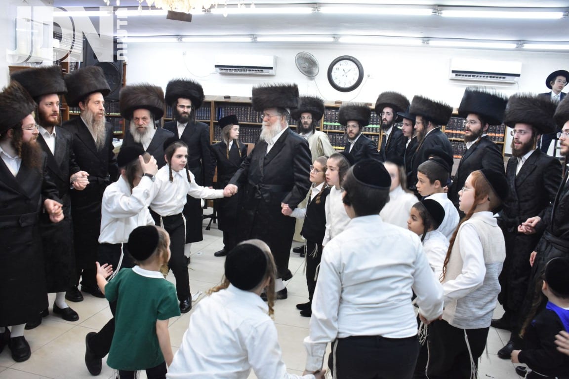שמחת בית השואבה בראשות הגה"צ רבי חיים יוסף בידרמן בביהמ"ד לעלוב