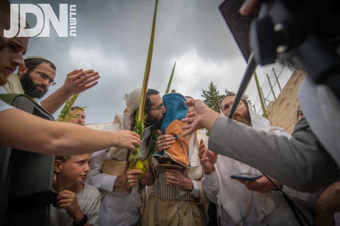 מאות בתפילת שחרית בקבר יוסף הצדיק שבשכם ובקברי אלעזר ואיתמר שבעוורתא
