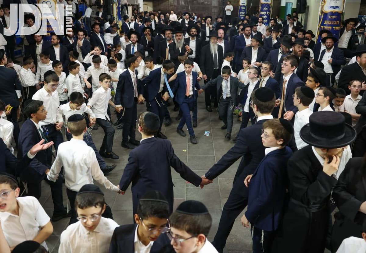שמחה של תורה עם דמעות: ספר תורה הוכנס לחיידר 'מרכז' ב"ב לע"נ התלמיד רפאל בנימין ז"ל