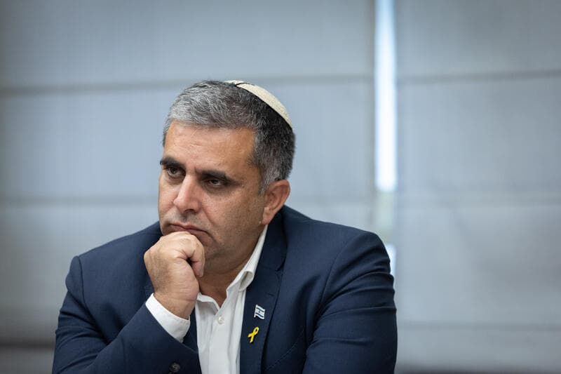 ההפגנות בצרפת: שר העלייה והקליטה מגנה את ההתקפה על בית הכנסת בפריז