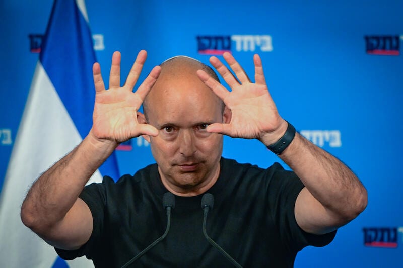 בנט תוקף נגד הממשלה: "פליי דובאי הוא קו ישיר בין המחדל לטבח שמחת תורה"