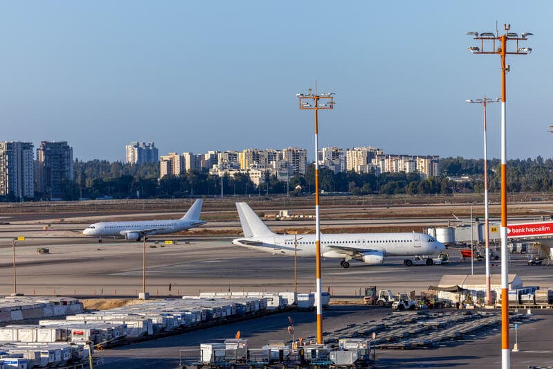 הצבא איבד את הצפון: עשרות תלמידי ישיבה מחסידות חב"ד נעצרו עם נחיתתם בנתב"ג