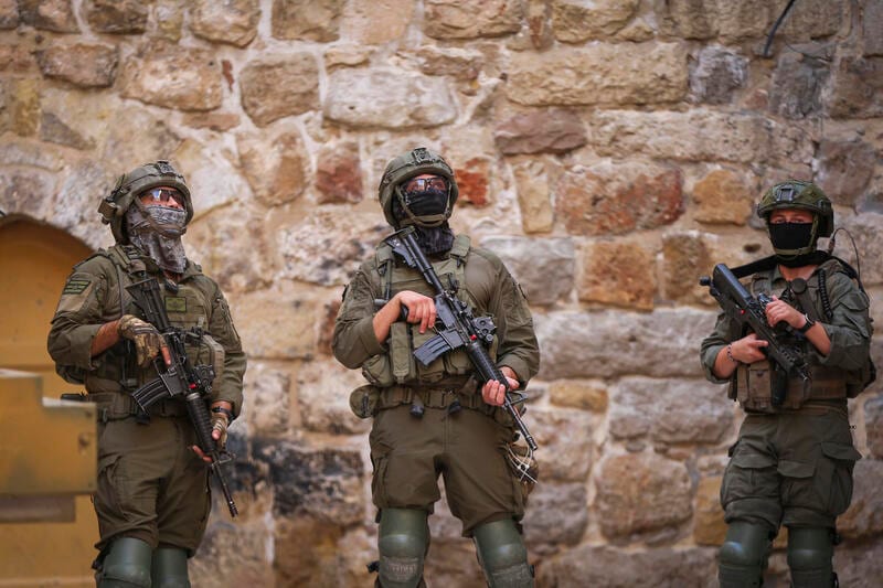 צילמו חיילים בעמדה בחברון: שלושה פעילים זרים הועברו לשימוע לפני גירוש מישראל