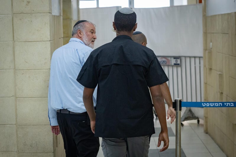 מנדלבליט התלונן שעיתונאית "תקפה" אותו; התיעוד מציג תמונה שונה