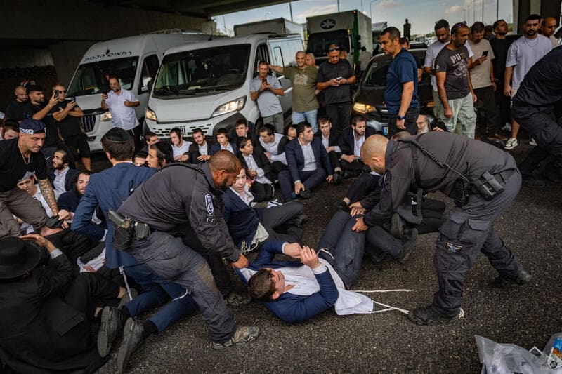 מחאה על מעצר בני ישיבות: הסתיימה ההפגנה בכביש 4; המפכ"ל איים ב"יד קשה"