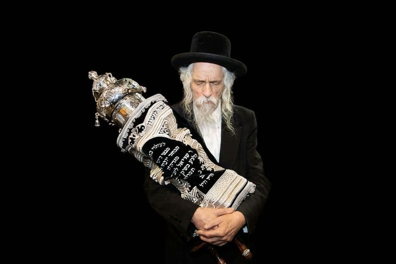 זעזוע ומחאה: האדמו"ר מסטריקוב הותקף במהלך חתונה בבני ברק