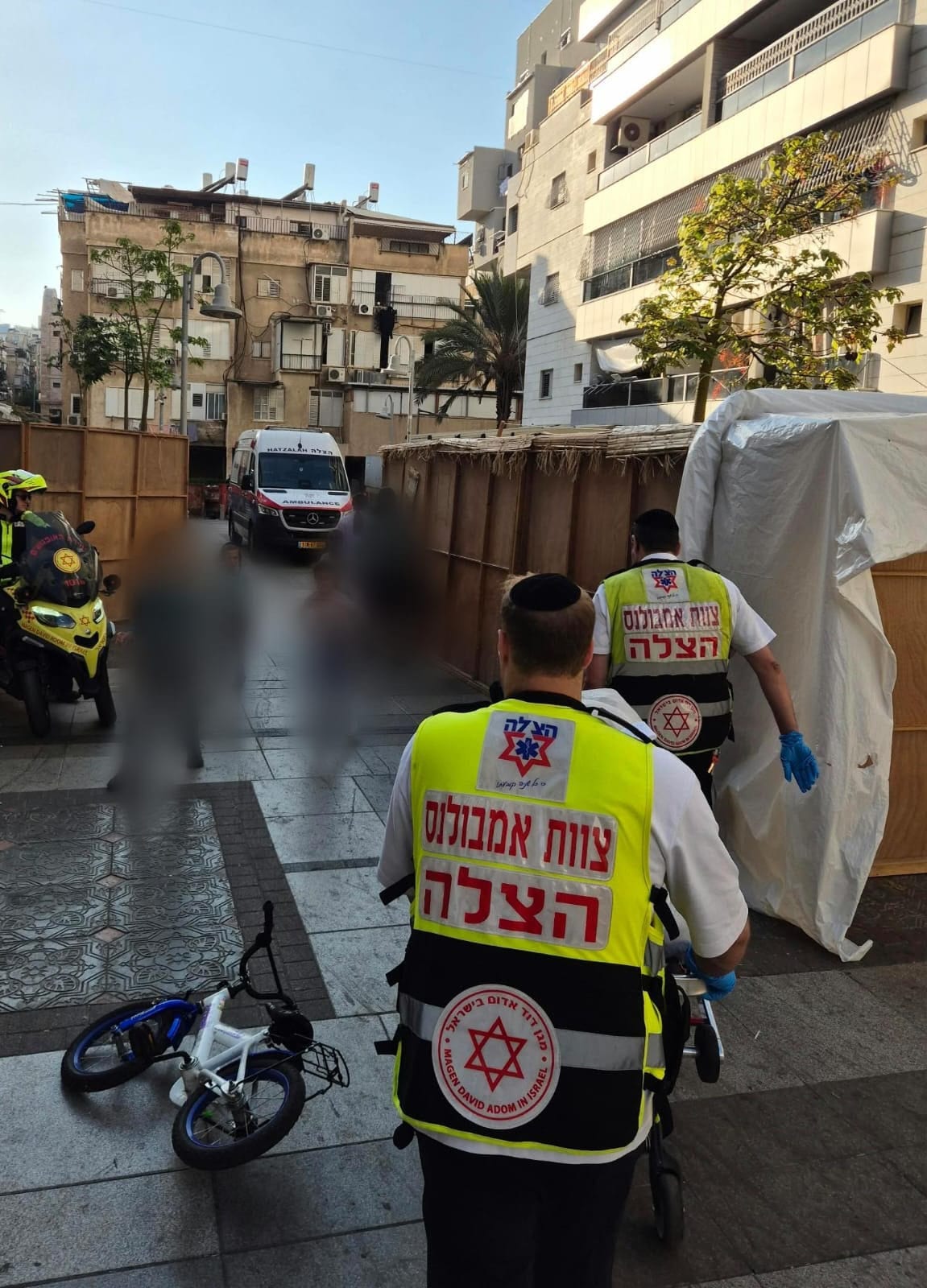 זהירות! גבר פונה במצב בינוני לאחר שנפל מגובה במהלך פירוק סוכה בבני ברק