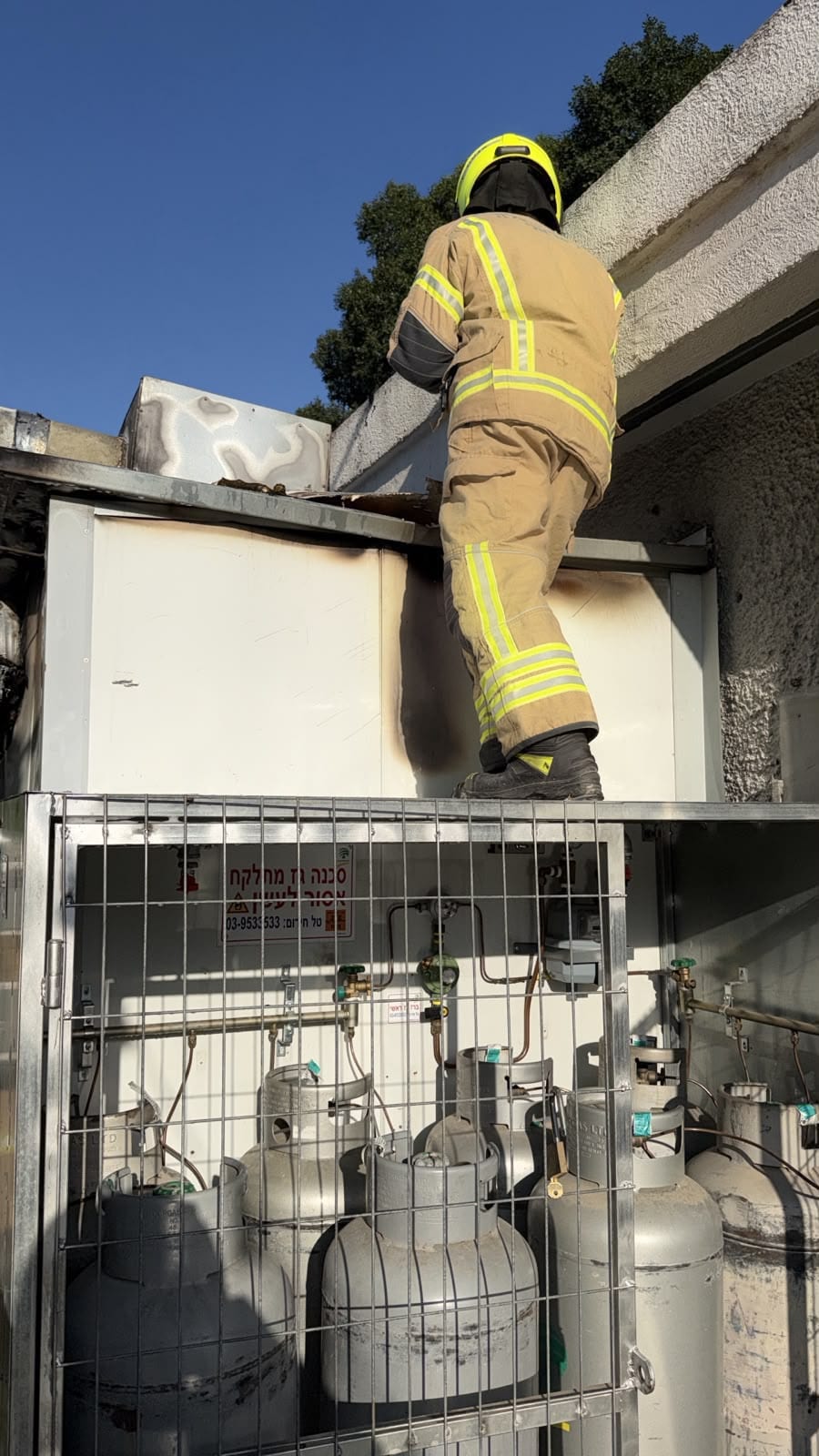 שריפת קולט אדים בחנות מזון בקריית גת: לוחמי האש השתלטו על האש, אין נפגעים