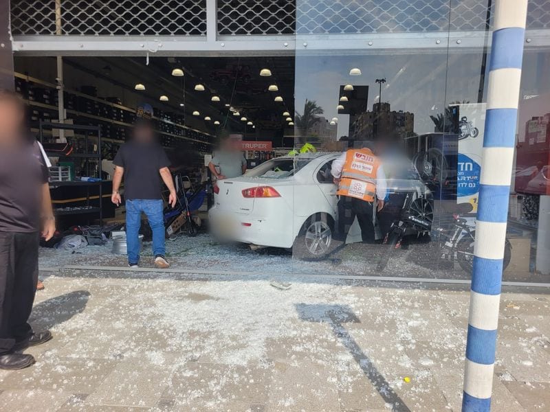 תאונה חריגה באשדוד: רכב התנגש בעוצמה לתוך חנות במרכז מסחרי; שני פצועים קל