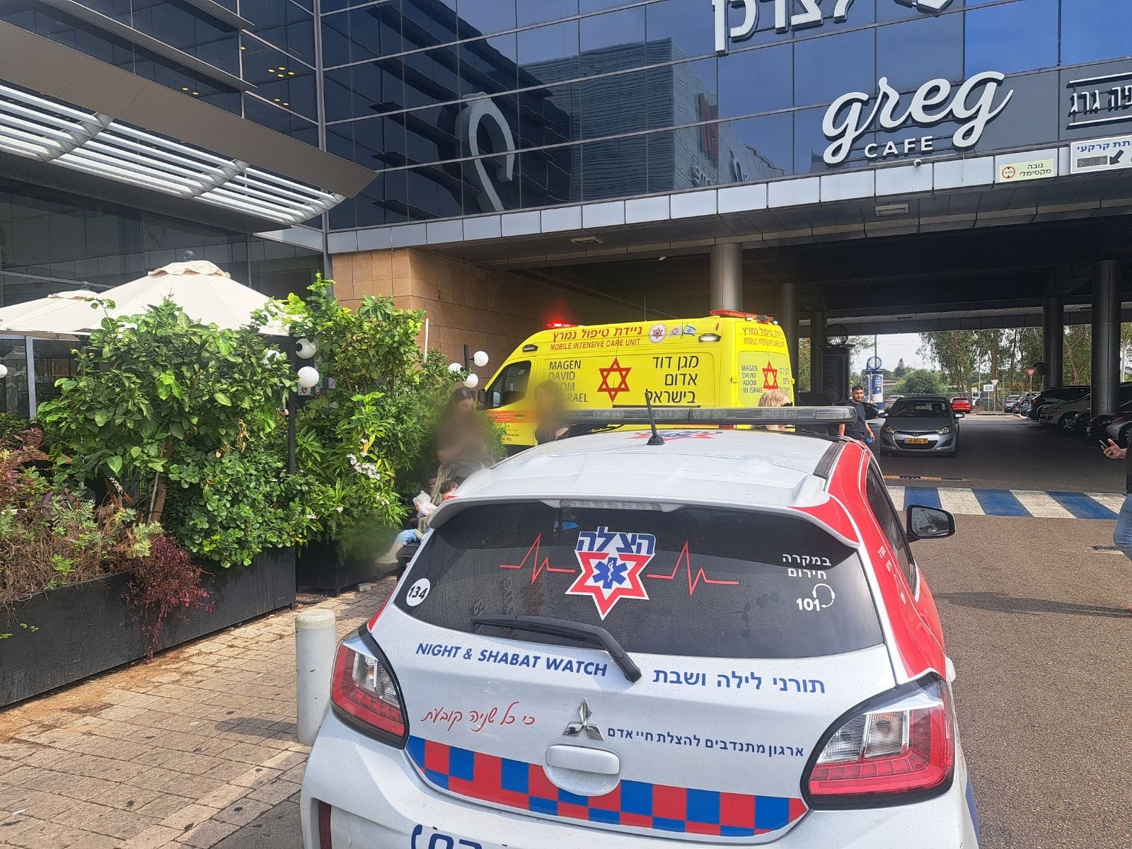 כפר סבא: גבר בן 59 התמוטט בקניון ופונה במצב קריטי לבית החולים