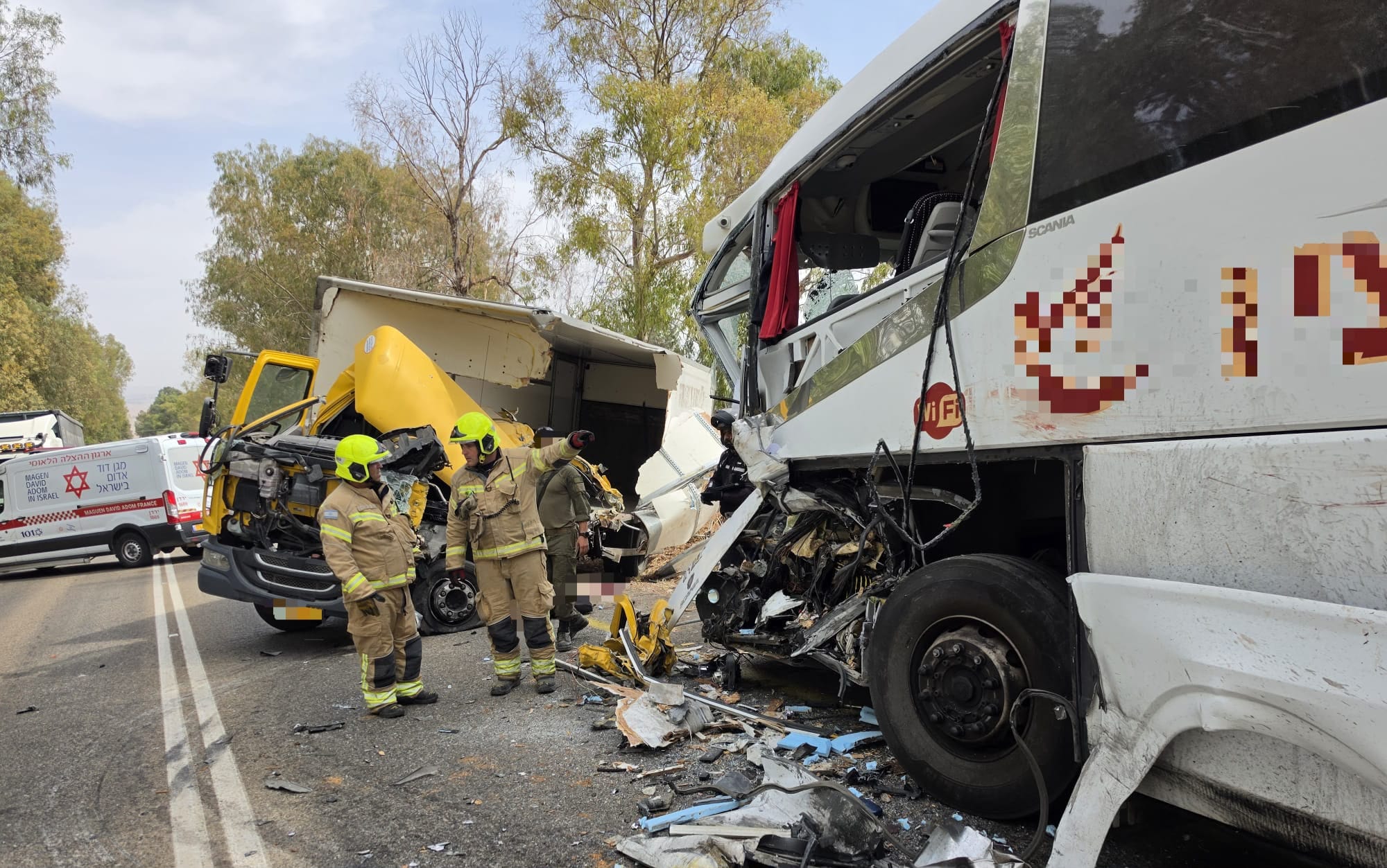 תאונה מזעזעת: הרוג ועשרות נפגעים בהתנגשות בין אוטובוס למשאית