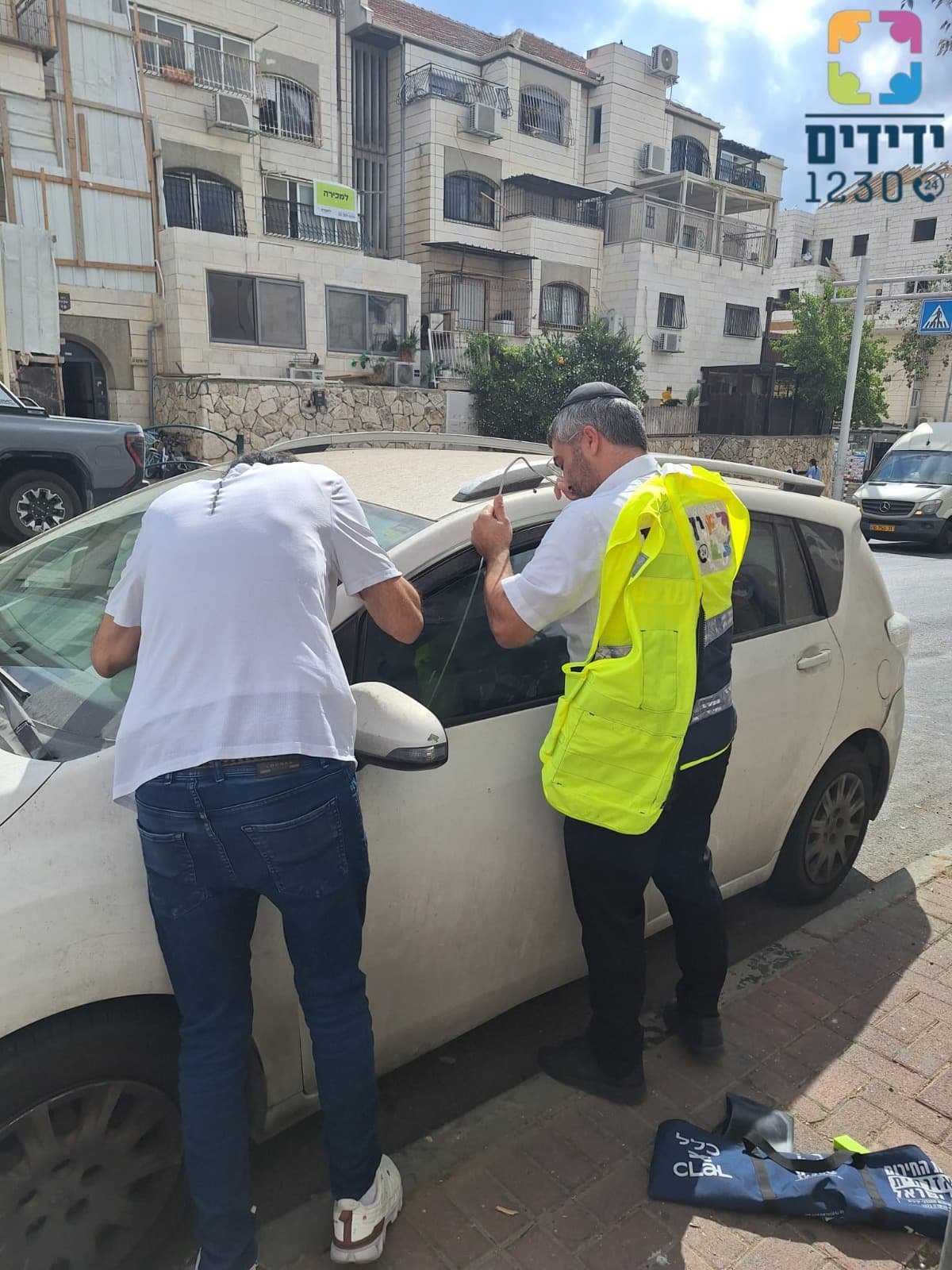 דרמה בביתר עילית: תינוק ננעל בשגגה ברכב לעיני אימו וחולץ בשלום ללא נזק לרכב