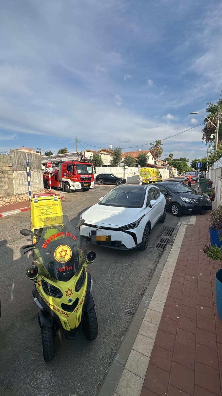 קריית עקרון: לוחמי האש חילצו גבר מחוסר הכרה משריפה בבית