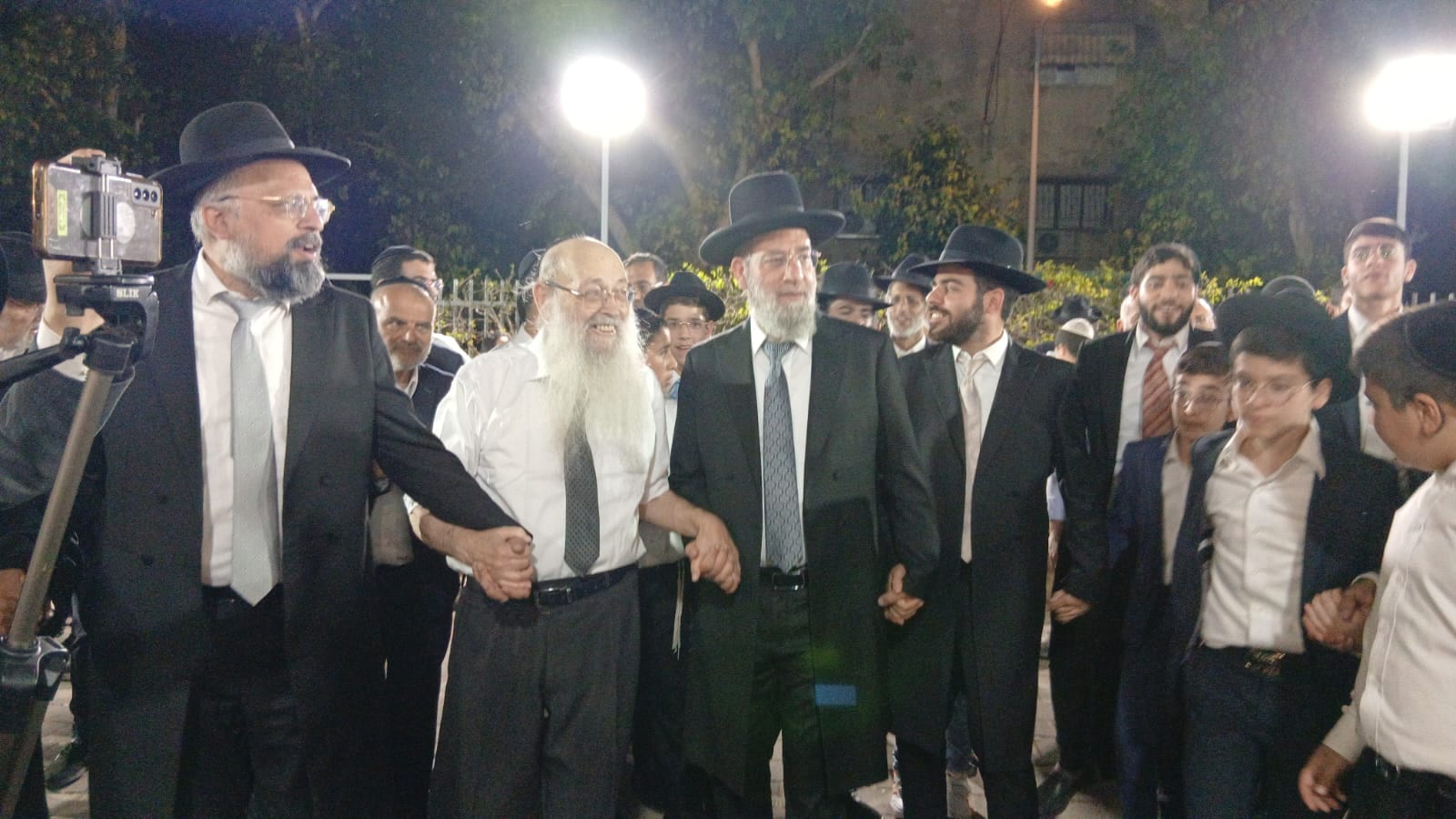 בשיא ההקפות השניות: הגר"מ מאיה הכניס נכה בכיסא גלגלים למעגל הרוקדים