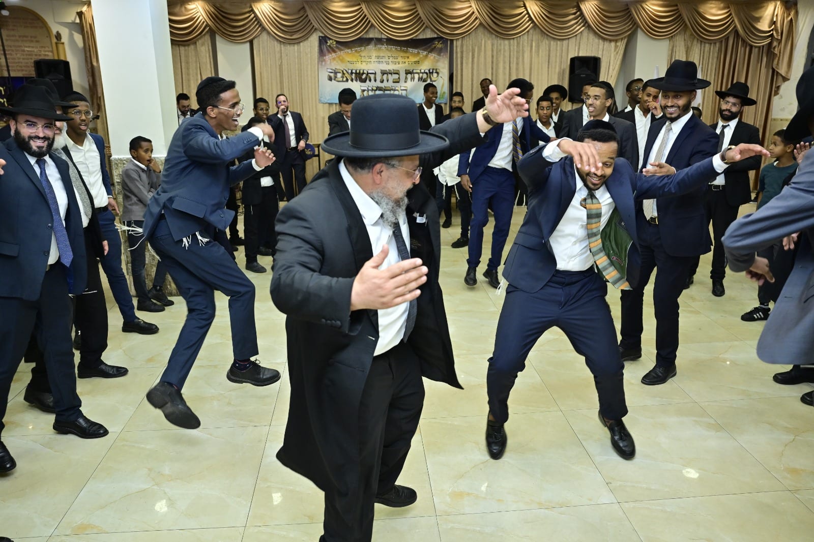 שמחת בית השואבה של איגוד "עמלים" בהשתתפות מאות בני ישיבות
