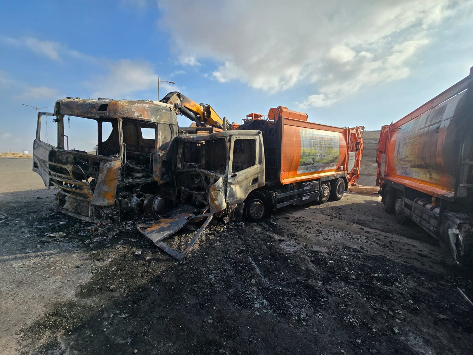 חשד להצתה בדרום: מספר משאיות עלו באש באתר דודאים