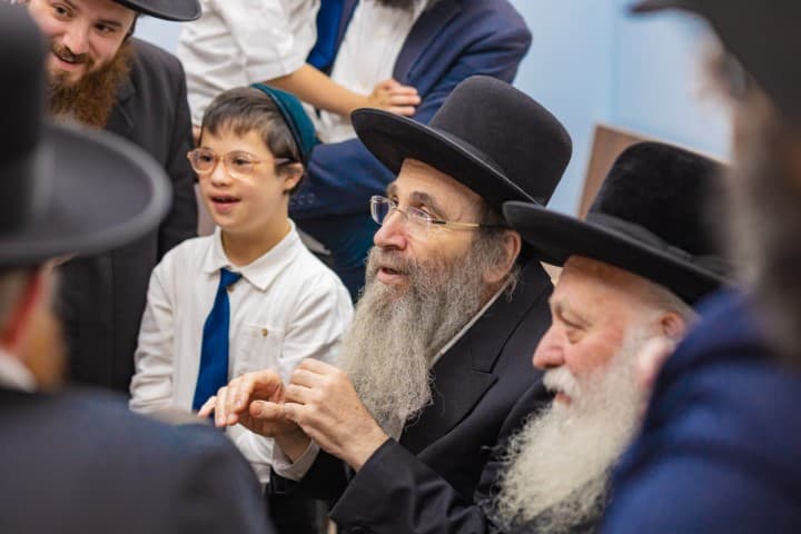 הילדים המיוחדים חגגו בחיידר החדש – גדולי ישראל הגיעו לשמוח איתם ולחזקם • צפו בגלריה